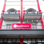 reddoorz depan