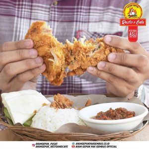 Ayam Gepuk Pak Gembus makan
