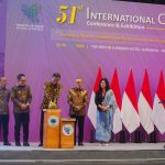 Presiden Joko Widodo didampingi Menteri Perdagangan Zulkifli Hasan membuka Konferensi dan Pameran Kelapa Internasional (Cocotech) ke-51 di Surabaya, Jawa Timur, Senin (22/7/2024).