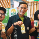 Menteri Pariwisata Ekonomi Kreatif, Sandiaga Uno, saat mengunjungi booth Inni Dawet di pameran AKI di Grand Galaxy Park Mall, Bekasi. (Instagram @innidawet.indonesia)